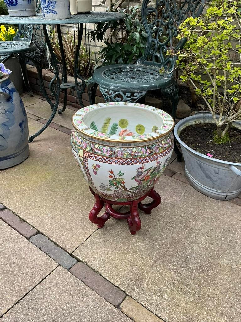 Oude Chinese aardewerk pot met koikarpers, Ophalen