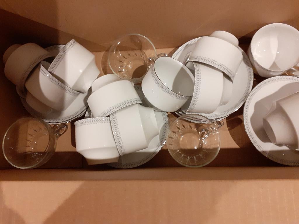 12 KOP en SCHOTELS, Huis en Inrichting, Keuken | Servies, Ophalen, Zo goed als nieuw, Overige stijlen, Kop(pen) en/of Schotel(s)
