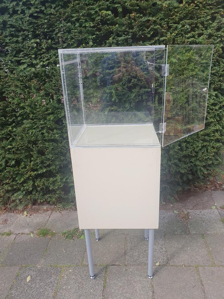 Winkel vitrine kubus op pootjes, Ophalen, Gebruikt