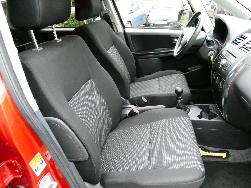 Suzuki SX4 1.6 Shogun 108pk Airco Hoge instap PDC Trekhaak 1, Auto's, Gebruikt, 49 €/maand, Origineel Nederlands, Handgeschakeld