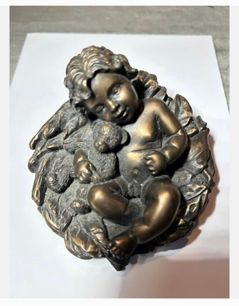 Beeld van kind met beer, 10 x 9 cm, polystone, Ophalen of Verzenden, Nieuw, Mens