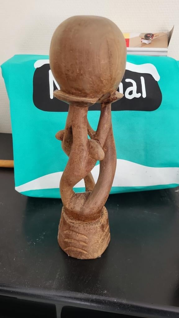 Houten sculptuur 'World Globe Unity' van Festus Idehen, Antiek en Kunst, Kunst | Beelden en Houtsnijwerken, Ophalen of Verzenden