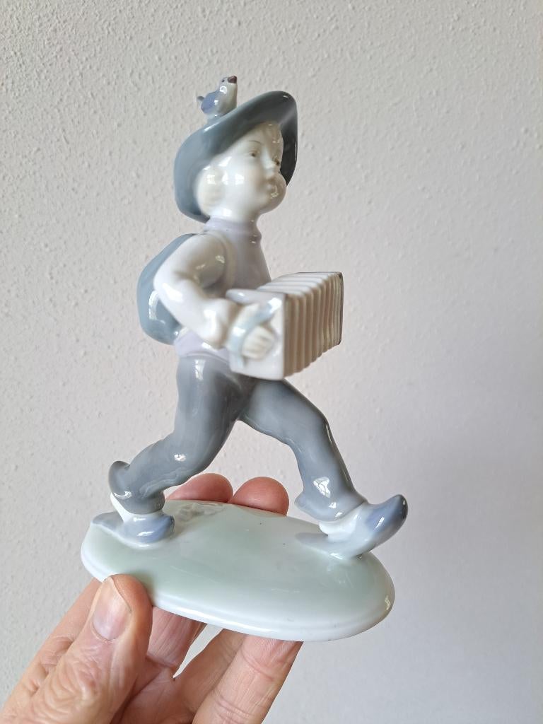 Jongen met accordeon Metzler & Ortloff porselein 12x6x15,5cm, Verzamelen, Beelden en Beeldjes, Ophalen of Verzenden, Zo goed als nieuw