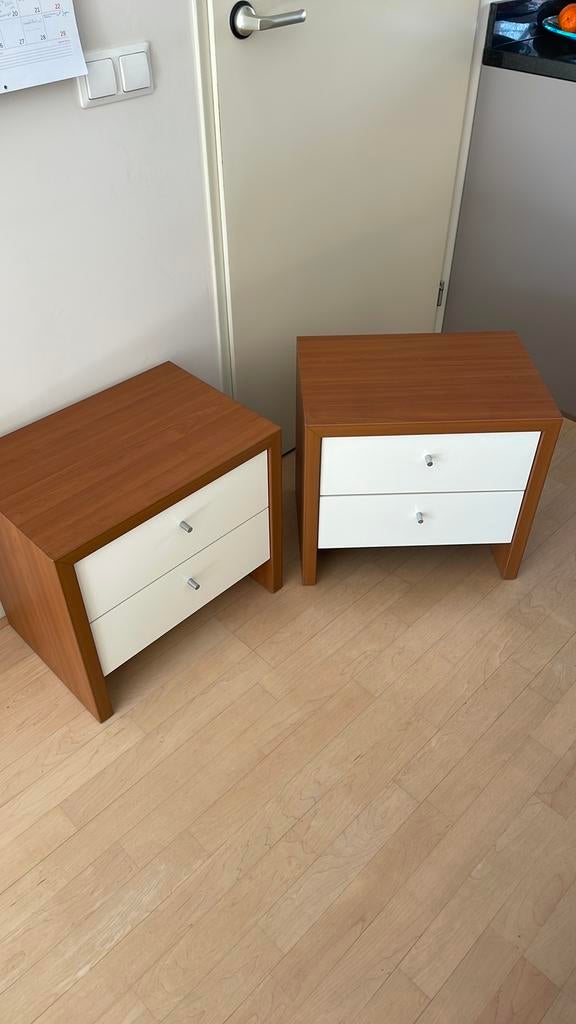 Nachtkastjes Kersen- en cremewit hout, Huis en Inrichting, Slaapkamer | Nachtkastjes, Ophalen, Zo goed als nieuw, 45 tot 65 cm