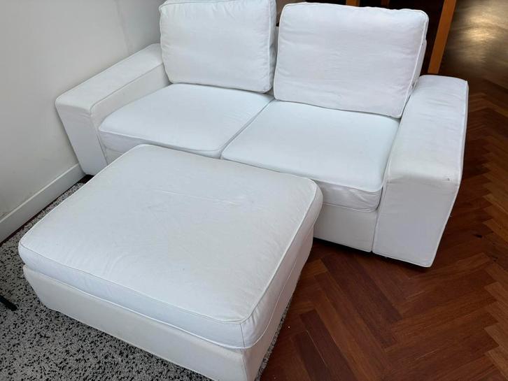 Te koop: nette, witte 2-zitsbank met opbergpoef (Ikea Kivik), Huis en Inrichting, Banken | Bankstellen, Zo goed als nieuw, Rechte bank