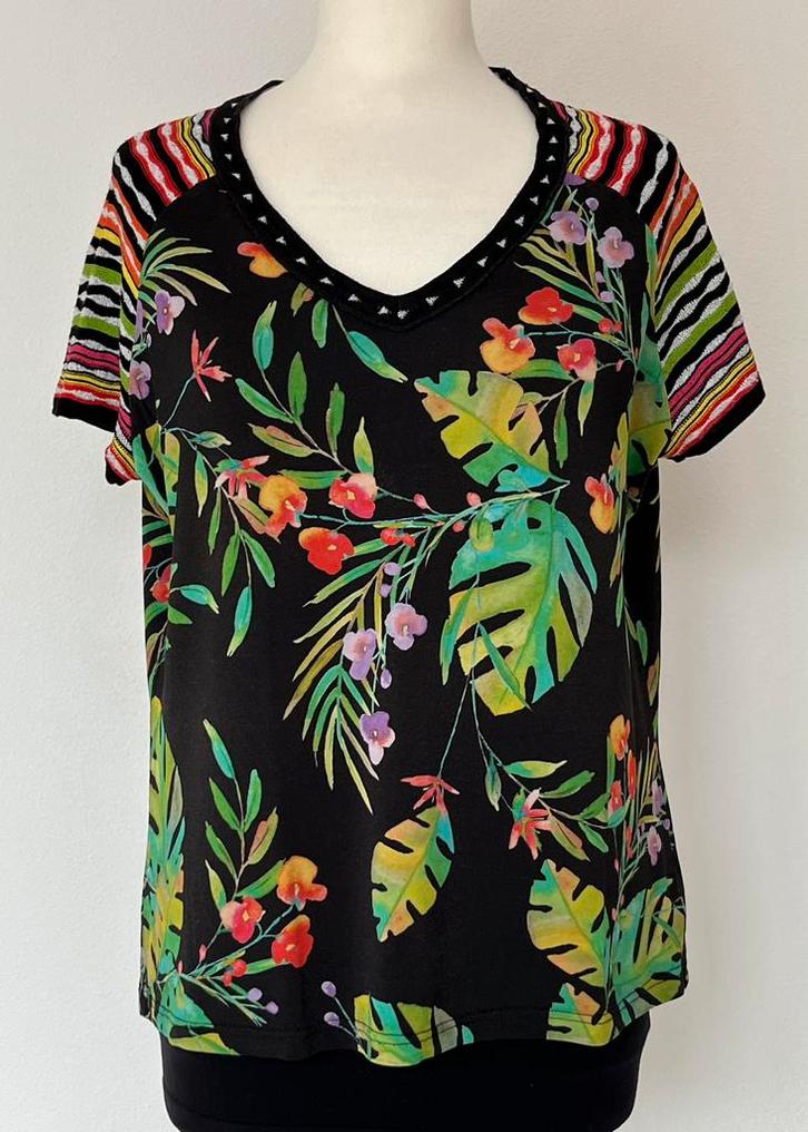 Zwarte top met tropische print maat 42, Kleding | Dames, Tops, Zo goed als nieuw, Maat 42/44 (L), Zwart, Korte mouw, Ophalen of Verzenden
