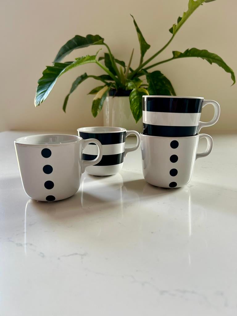 4 retro ikea mokken. Zwart wit patroon. Nieuwstaat, Nieuw, Ophalen of Verzenden, Overige stijlen, Kop(pen) en/of Schotel(s)