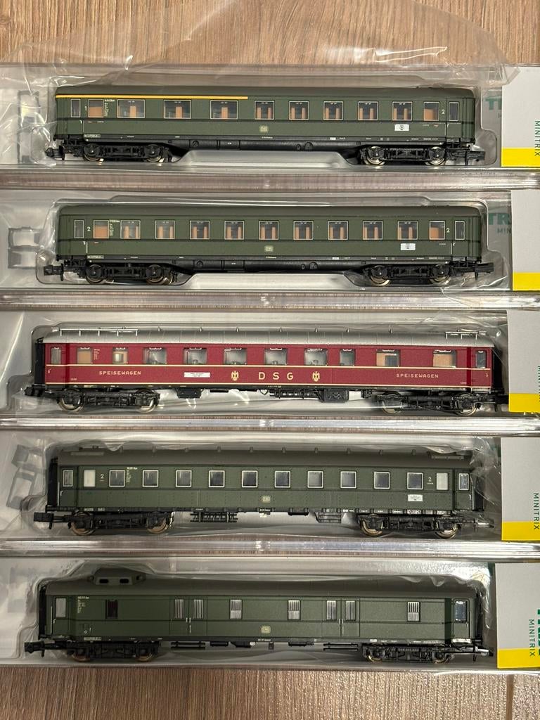 Minitrix 15680: set van 5 DB rijtuigen, trein “D 182”, OVP, Hobby en Vrije tijd, Modeltreinen | N-Spoor, Zo goed als nieuw, Wagon