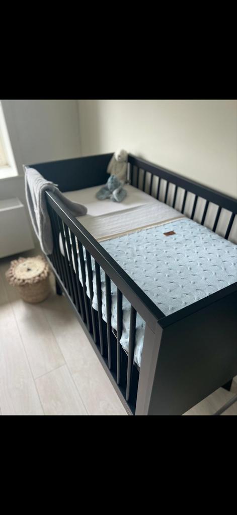 Kidsmill Babykamer Zwart: Commode, Ledikant & Wandplank, Kinderen en Baby's, Kinderkamer | Complete kinderkamers, Ophalen, Zo goed als nieuw
