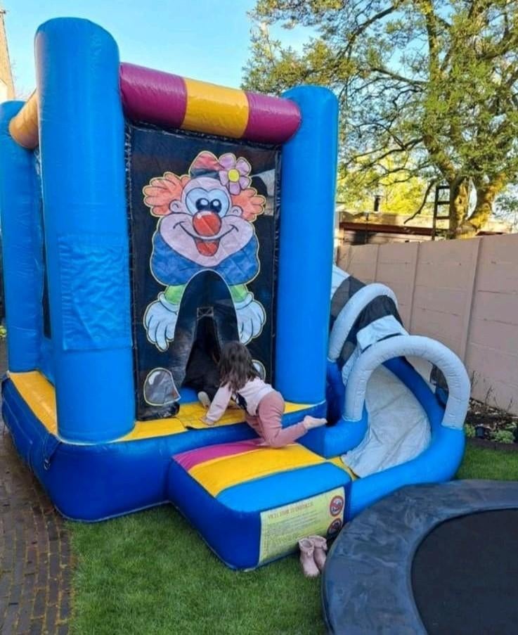 Springkussen clown met glijbaantje te koop.

Prijs €900, Ophalen of Verzenden