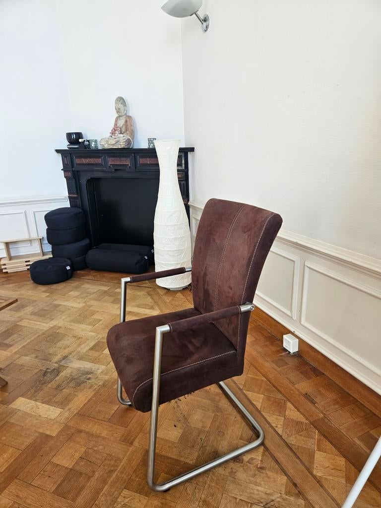 Twee praktijk/eetkamerstoelen, Ophalen, Gebruikt, Bruin, Twee