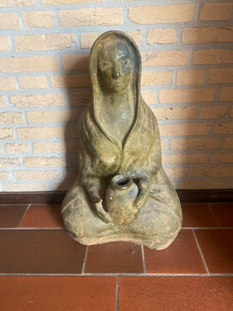 Aardewerk beeld van zittende vrouw met kruik, Antiek en Kunst, Kunst | Beelden en Houtsnijwerken, Ophalen