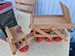 Houten tractor met kiepwagen - Vintage speelgoed, Ophalen of Verzenden, Gebruikt, Rij- of Hobbelspeelgoed