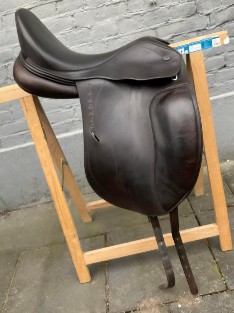 Ikonic 17,5 inch dressuur zadel dbruin, Dieren en Toebehoren, Paarden en Pony's | Zadels, Ophalen of Verzenden, Zo goed als nieuw