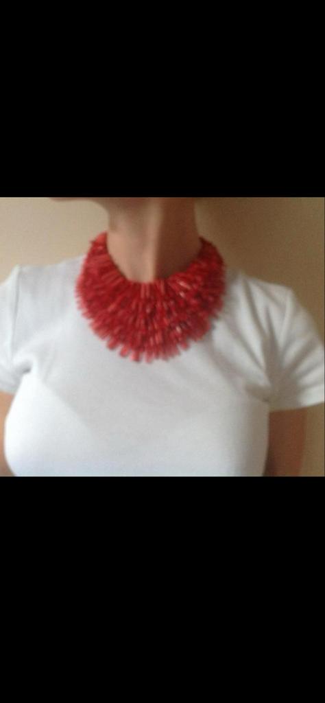 Unieke, handgemaakte rode kraag/ketting, Sieraden, Tassen en Uiterlijk, Kettingen, Overige materialen, Ophalen of Verzenden, Rood