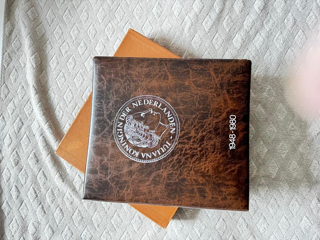 Juliana munten album compleet met alle 19 zilveren munten, Postzegels en Munten, Munten | Nederland, Koningin Juliana, Setje, Zilver