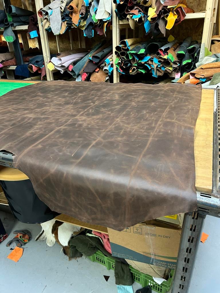 2 bruin cryzz splits tuigleer lappen 1.3 mm dikte iets stug, Bruin, Leer of Kunstleer, Ophalen of Verzenden, Zo goed als nieuw