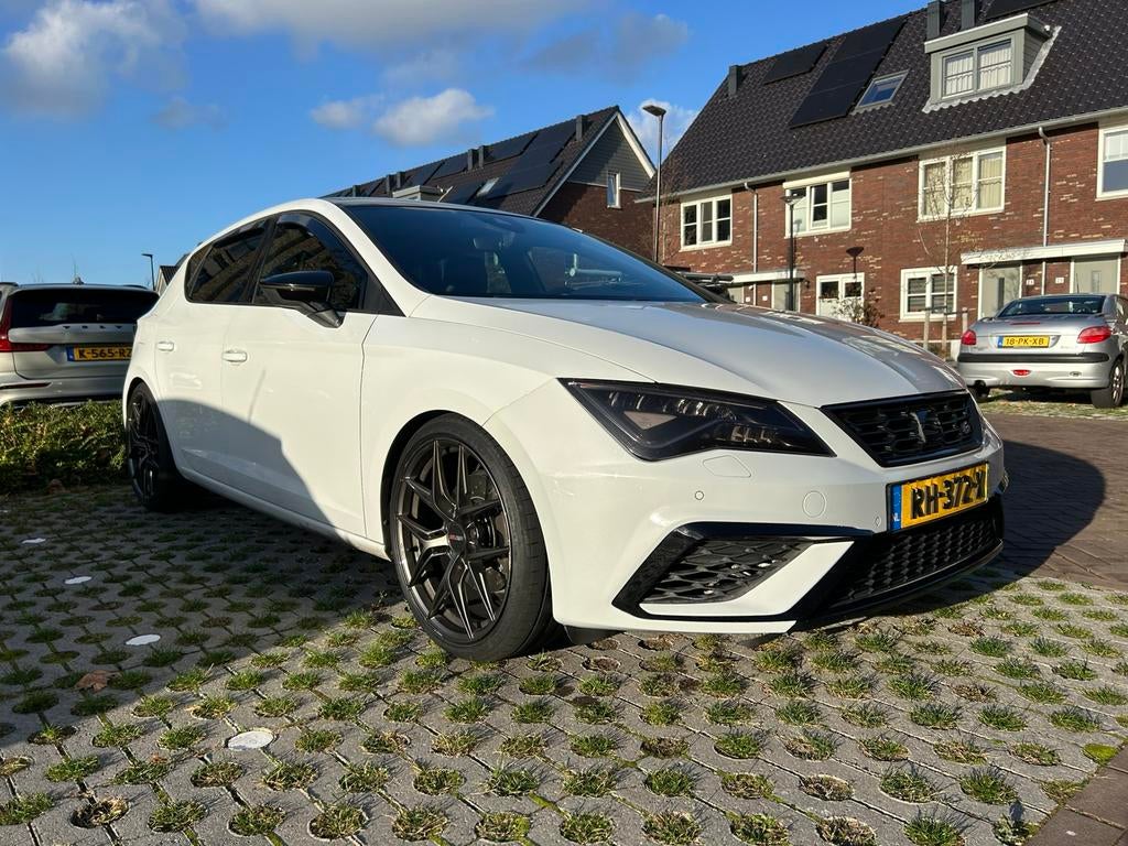 Seat Leon 1.8TSI 290PK Pano|CarPlay|Milltek|SeatSound|Maxton, Zwart, 4 cilinders, Wit, Origineel Nederlands