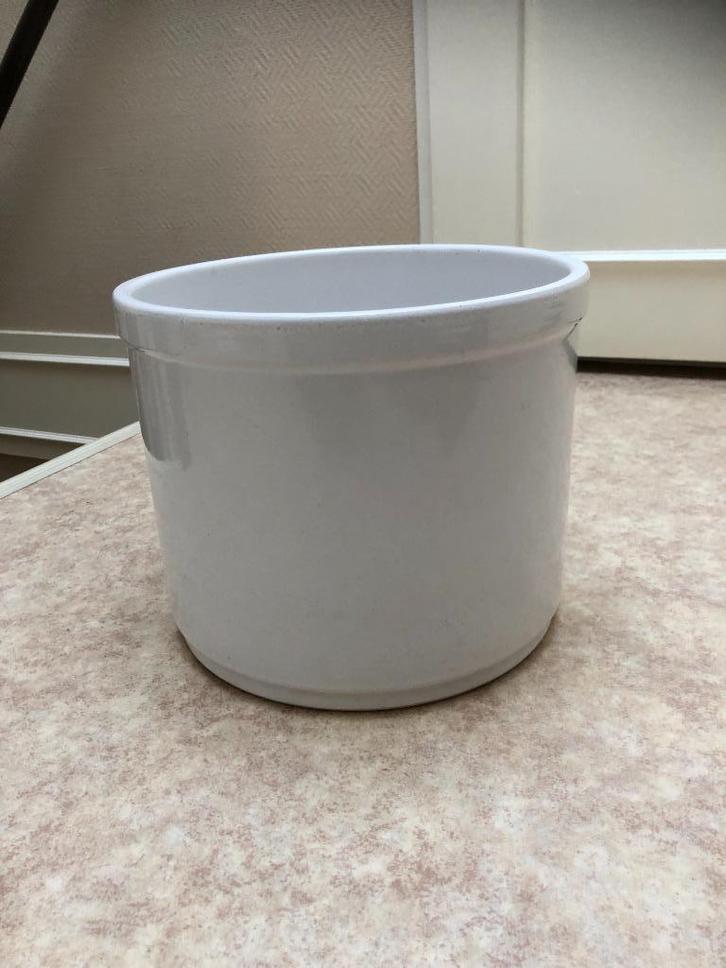 Mooie en grote bloempot van wit aardewerk, Tuin en Terras, Bloempotten, Gebruikt, Aardewerk, Binnen, Minder dan 40 cm, 25 tot 40 cm