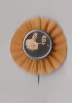 Koninklijk Huis Juliana Huwelijk 1937 Oranje speldje, Gebruikt, Niet vindbaar, Niet vindbaar, Speldje of Pin