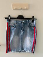 Spijkerrok met rode bies - Maat M, Maat 38/40 (M), Blauw, Ophalen of Verzenden, Zo goed als nieuw