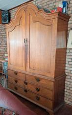 Antieke houten kast met 'kuif', Ophalen