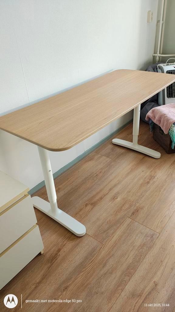IKEA Bekant bureau 60x140, Huis en Inrichting, Bureaus, Gebruikt, In hoogte verstelbaar, Ophalen