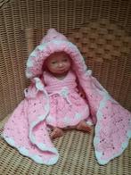 Gehaakte roze babypoppencape met bijpassend jurkje, Ophalen of Verzenden, Nieuw, Kleertjes