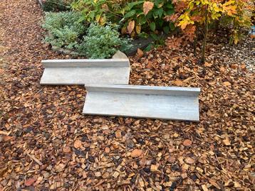 Twee steigerhouten schappen 90 cm breed beschikbaar voor biedingen