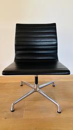 Vitra Eames EA 105 conference chair, Huis en Inrichting, Stoelen, Ophalen, Zwart, Design, Zo goed als nieuw