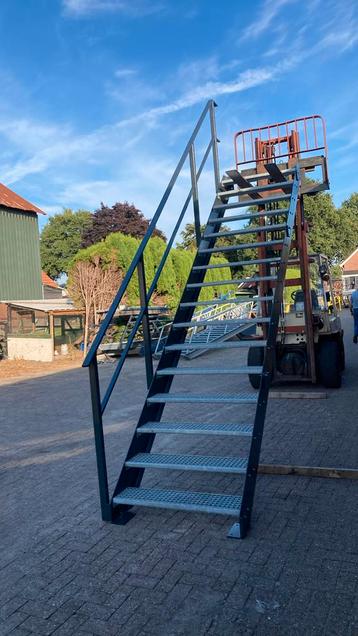 Stalen trap beschikbaar voor biedingen