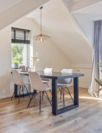 Zwarte eettafel van mangohout met stalen poot