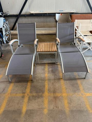 Twee ligbedden met tafel - Luxe set! beschikbaar voor biedingen