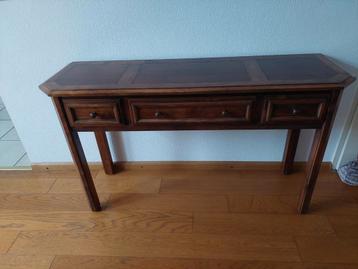 Sidetables met drie ladjes beschikbaar voor biedingen