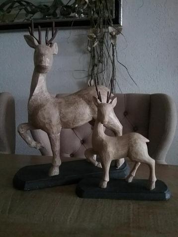 HOUTEN HERTEN OP PLATEAU....( 2 STUKS). beschikbaar voor biedingen