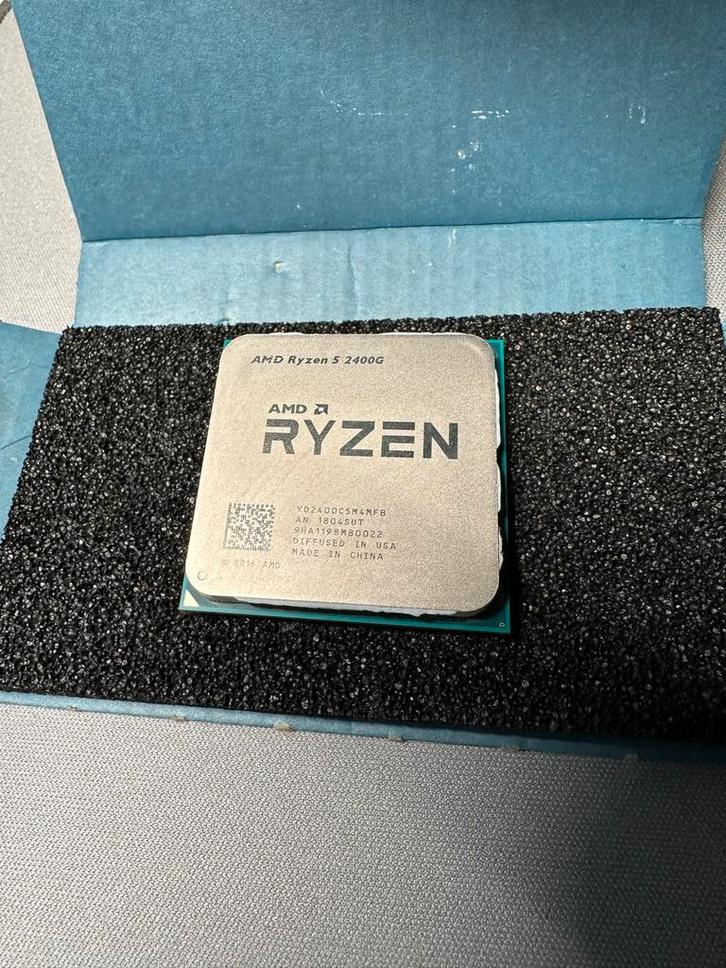 AMD Ryzen 5 2400G Processor met Radeon Vega Graphics, Computers en Software, Processors, Gebruikt, 4-core, 3 tot 4 Ghz, Ophalen of Verzenden