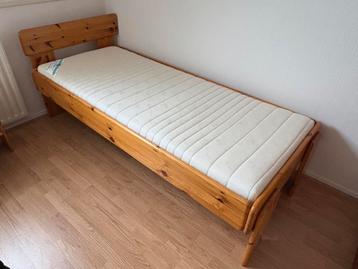 Eenpersoons houten bed, demontabel beschikbaar voor biedingen