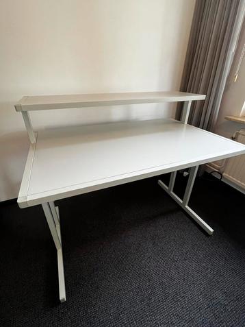 Stalen bureau met opstand beschikbaar voor biedingen