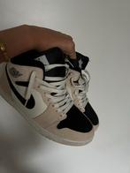 Nike Air Jordan 1 Mid, Ophalen of Verzenden, Gedragen, Beige, Sneakers of Gympen
