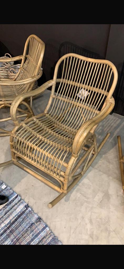 Zo goed als nieuwe rotan schommelstoel, Ophalen