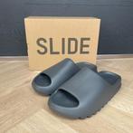 Yeezy Slide Slate Granite maat 50 NIEUW, Kleding | Heren, Nieuw, Ophalen of Verzenden, Overige kleuren