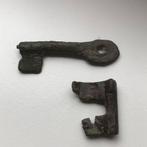 Bodemvondsten sleutel en een baard middeleeuwen, Antiek en Kunst, Antiek | Koper en Brons, Ophalen of Verzenden