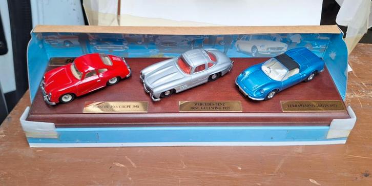 Dinky Toys klassieke auto's set op houten sokkel., Hobby en Vrije tijd, Modelauto's | 1:43, Nieuw, Auto, Dinky Toys, Ophalen of Verzenden