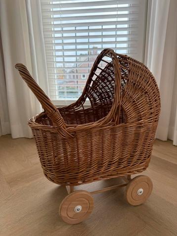 Rieten poppenwagen inclusief bekleding beschikbaar voor biedingen