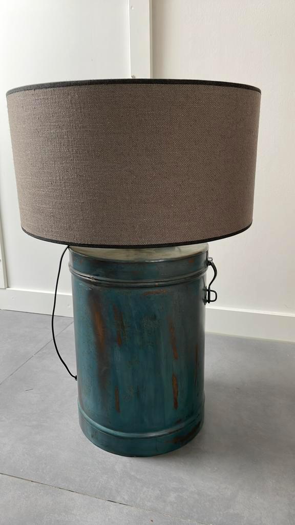 Metalen lamp in model oude melkkruik, Huis en Inrichting, Lampen | Lampenkappen, Zo goed als nieuw, 50 cm of meer, Rond, Blauw