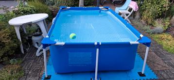 Compleet zwembad grote capaciteit pomp,slangen,testers e.d. beschikbaar voor biedingen