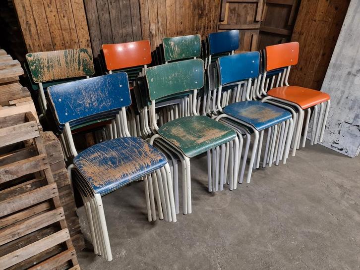 120x oude gekleurde STAPELSTOELEN retro vintage partij lot, Huis en Inrichting, Stoelen, Gebruikt, Vijf, Zes of meer stoelen, Ophalen