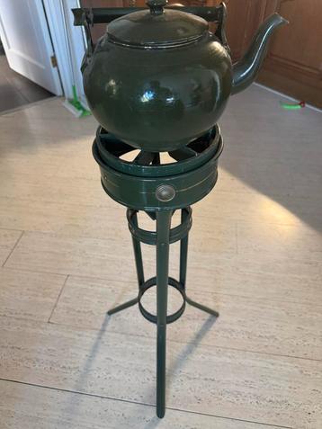 Antieke Chocolade Pot met Standaard beschikbaar voor biedingen