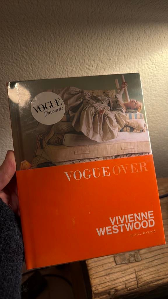 Linda Watson - Vogue over Vivienne Westwood NIEUW, Boeken, Mode, Nieuw, Mode algemeen, Ophalen of Verzenden