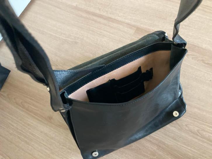 Vera Pelle zwarte leren schoudertas - Nieuw!, Sieraden, Tassen en Uiterlijk, Tassen | Schoudertassen, Nieuw, Overige merken, Zwart